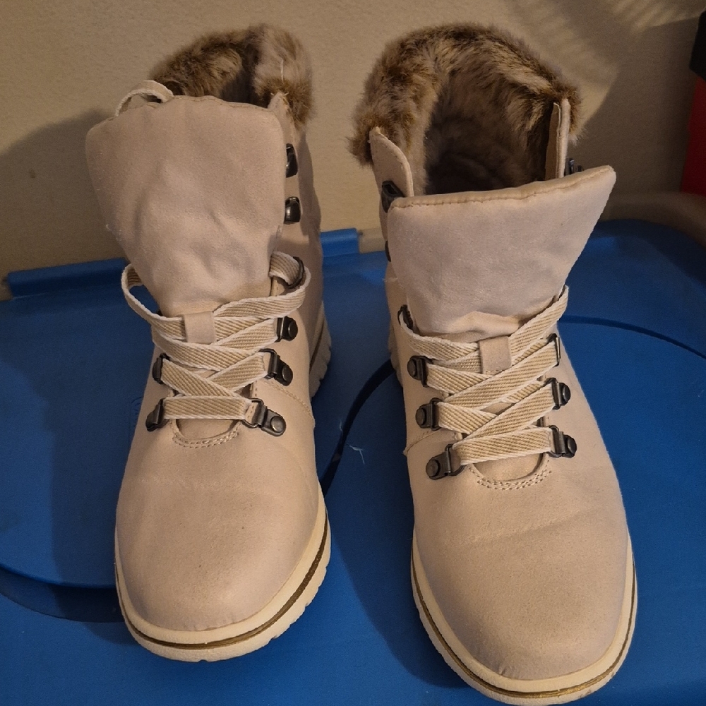 Cliffs by WHITE MOUNTAIN Cream Ankle Boots with Fur Lining